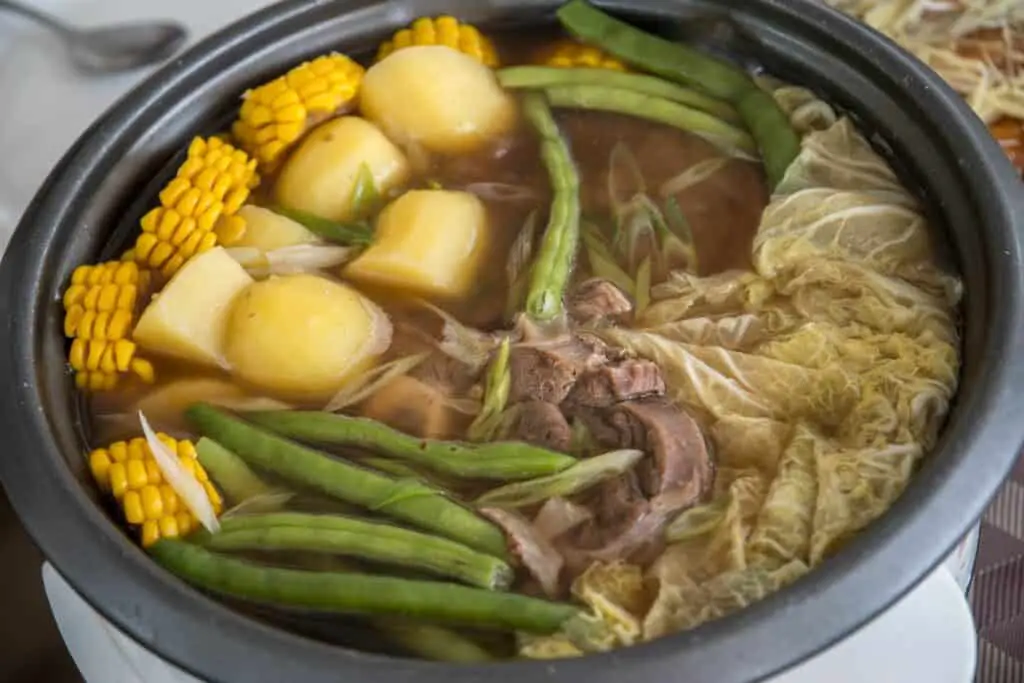 What is the difference between bulalo and nilaga